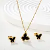 Conjunto de Brinco e Colar Borboleta Compacto de Luxo Leve para Comércio Exterior, Brincos e Corrente para Clavícula de Aço Inoxidável 18K, Moderno e Versátil para Mulheres