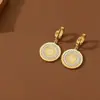 Pendientes de Acero Inoxidable de Alta Gama en Oro de 18 Quilates de Estilo Popular Europeo y Americano con un Diseño Único y Joyería de Aro con Perla