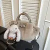 Bolso de hombro, bolso tote, bolso de trabajo de felpa de lujo ligero, simple y moderno, diseño de nube 2026, nuevo bolso cruzado de otoño con amuleto de conejo para mujer