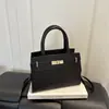 Bolso de mano vintage repujado, bolso tote estilo Kelly con adornos de cuentas de madera, cierre metálico y tamaño pequeño, perfecto para ir al trabajo estilo Melard
