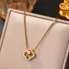 Novo Colar de Trevo de Quatro Folhas Estilo Coreano com Zircônia Microincrustada em Aço Titânio para Mulheres, Banhado a Cobre com Ouro Real, Corrente de Clavícula Tendência