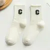 Calcetines mujer media pantorrilla rayas verticales adelgazantes ins versátiles de buen aspecto Mori campus letras C calcetines de moda otoño e invierno