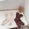 Nuevos calcetines de Otoño e Invierno para mujer Corea del Sur Dongdaemun calcetines de felpa de línea gruesa calcetines de media pantorrilla de moda ins calcetines estilo MIU de rayas verticales