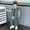 Roupas de Outono para Meninos Conjunto de Três Peças: Colete de Algodão, Camisa Listrada, Gravata, Macacão Estilo Coreano Casual Novo 2026 Crianças