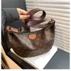 Item Quente Transmissão Ao Vivo 2026 Monograma Sensação de Luxo Grande Capacidade Exquisita Versátil Bolsa Transversal Bolsa de Lancheira Crescente Bolsa de Mão Para o Trabalho