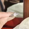 Anillo de Diamante Sintético Cuadrado de Cuatro Garras de Azúcar de Roca Estilo Nuevo Incrustado con Diamante de Alto Carbono Versátil de Uso Diario de Nicho Anillo para Mujer con Temperamento