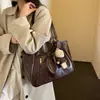 Bolsa tote grande e estilosa, da moda, para estudantes universitários, nova popular de 2026, bolsa de ombro casual simples para o dia a dia