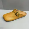 Pantuflas de punta abierta para mujer para usar al aire libre, nuevos zapatos planos vintage hechos a mano 2026, sandalias casuales de cuero suave con suela blanda, a la moda y modernas