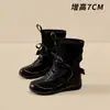 Botas de media pantorrilla retro Melard para mujer, colección otoño 2026, con cremalleras laterales, correas y un diseño que realza la altura y crea un efecto adelgazante, parecidas a las botas de boxeo y las botas Martin
