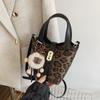 Bolso de Mano de Cuero Gamuzado Tipo Cubo para Mujer 2026 Nuevo Retro Versátil Bolso Cruzado de Moda Popular Bolso Pequeño para Viajes