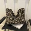 Bolsa de ombro versátil de alto valor com estampa de leopardo retrô de veludo estilo artístico coreano