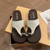 Sandálias de Dedo Combinando com Fivela de Metal, Estilo Francês 2026 Sandálias Flat de Praia, Chinelos de Novo Estilo para Mulheres, Uso Externo de Verão