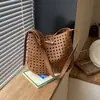 Bolsa Grande Texturizada Vazada de Verão para Mulheres 2026 Novo Modelo Grande Capacidade Bolsa Tote com Padrão Trançado Moda para o Dia a Dia Bolsa de Ombro