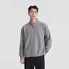 Además, la sudadera con media cremallera y cuello alto estilo Old Money para hombre, colección otoño 2026, presenta un corte holgado, tejido texturizado, hombros caídos y mangas largas casuales.