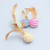 Juguete para gato pluma bola de sisal, bola de cuerda de sisal duradera para afilar las uñas, juguete para gato con plumas, juguete de bola resistente a los arañazos