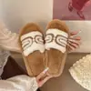 Chinelos de pelúcia abertos para casa, novos chinelos femininos de outono e inverno, adequados para uso externo, sola plana, 2026, preto