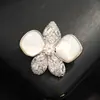Broche de Phalaenopsis Retro Francês de Nicho de Luxo Incrustado com Pedras, Broche Elegante e Sofisticado de Madrepérola Natural Dourado e Prateado