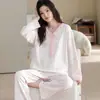 Pijama de manga larga y pantalón largo en stock para mujer, nuevo estilo de otoño, cuello redondo, sin cierre, diseño de dibujos animados, casual, se puede usar afuera, ropa de estar de algodón, juego de dos piezas