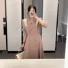 Enviado. Gabardina blazer elegante de estilo francés para principios de otoño, entallada a la cintura, de doble botonadura, con escote en V profundo, para mujer 18009