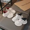 Tenis forrados de felpa para niños, nuevo estilo invierno 2025, tenis versátiles para niños y niñas, zapatos acolchados de algodón, zapatos casuales para niños medianos y grandes.