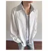 Camisa de manga larga con retazos a rayas de dos piezas falsas para hombre, un diseño moderno y elegante para primavera y otoño, con un corte relajado y casual