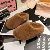 Meia-pantufa versátil feminina Baotou para uso externo, sapatos de pelúcia com forro de fleece outono e inverno 2026, calçado para atividades ao ar livre, pantufas de algodão macio com sola plana, estilo preguiçoso