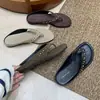 Sandalias de Moda Chuyuji de Nicho con Tachuelas y Clip para Dedo del Pie para Mujer 2026 Nuevo Estilo de Verano Estilo Vacacional Planas Antideslizantes para Exteriores