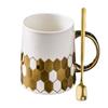 Taza de Cerámica Geométrica Dorada de Lujo Ligero de Venta Caliente Transfronteriza con Tapa y Cuchara Té Aromático Leche Regalo Acompañante Taza de Agua