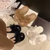 Novas pantufas de pelúcia para outono e inverno, pantufas peludas para mulheres, confortável para usar em casa, com tiras cruzadas de pena, bico aberto, sola macia