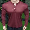 Camiseta Masculina Manga Longa com Gola Henley em Lyocell, Decoração de Letra no Ombro, Caimento Levemente Ajustado, Camiseta Básica Masculina Texturizada