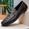 Novos mocassins casuais masculinos, sapatos de couro confortáveis e versáteis, sapatos casuais slip-on da moda para todas as estações