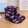 Botas de chuva botas de chuva curtas moda antiderrapante impermeável sapatos botas de água Feminino cozinha adulto Coreia do Sul sapatos de borracha fofo galochas verão