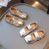 Mocasines de Moda para Niñas 2025 Otoño Nuevo Estilo Estilo Princesa Punta Cuadrada Simple Zapatos Pequeños de Cuero Zapatos de Cuero Dorados para Actuación de Estudiantes