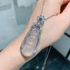 Novo estilo chinês chalcedônia branca transparente como gelo feijão de quatro estações folha Fu Dou pingente corrente de suéter para clavícula banhada a prata com incrustação de diamante colar de jade