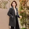 Casaco de Primavera Fashion para Mulheres de Meia-Idade e Idosas, Novo Estilo 2026, Comprimento Médio, Gola de Terno, Elegante e Estiloso Casaco de Lã