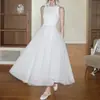 Vestido largo de malla blanco puro con cuello redondo, sin mangas, cintura ceñida y lazo