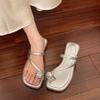 Sandalias de Dedo Tipo Tanga de Nuevo Estilo 2025 para Mujer Verano para Exterior Chanclas de Tacón Bajo Moda de Celebridad de Internet Flats de Punta Cuadrada Chanclas de Playa