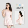 Traje de Banho Infantil Feliz Yuan para Meninas, Estampa Floral, Decote Quadrado, Mangas Bufantes, Estilo com Saia Integrada, Emagrecedor e Valorizador, Traje de Banho para Férias e Fontes Termais