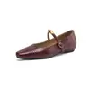 Zapatos de tacón de cuña bajo retro de punta cuadrada 2 cm con hebilla metálica hueca de estilo francés simple para uso diario de tacón bajo