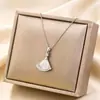 Collar de Acero de Titanio de Venta Caliente Transfronterizo para Mujer, Collar de Acero de Titanio Estilo Ins de Lujo Ligero con Colgante en Forma de Abanico de Nácar Blanco