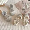 Sapatos de Princesa Chiques da Moda para Meninas 2026 Novidades da Primavera Sapatos de Couro Brilhantes Cintilantes com Pérolas Sandálias Fechadas com Solado Macio para Crianças