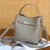Primeira Camada Couro Bovino Cesta de Vegetais Bolsa Balde Feminina Couro Genuíno 2026 Nova Versátil Alta Qualidade Bolsa de Ombro Única Bolsa de Mão Transversal Bolsa Feminina