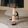Tacones altos de plataforma plateados con diseño de una sola tira, impermeables y perfectos para un desfile de moda.; Colección de verano 2026, una opción moderna y popular para sandalias de moda para mujer
