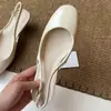Sandalias de moda cerradas elegantes de cuero suave estilo francés retro para mujer, nuevo modelo de verano, simples y versátiles con correa trasera.