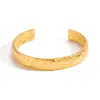 Elegante e Discreto Estilo Retrô Pulseira Aberta de Aço Inoxidável e Ouro 18K com Textura de Flor, Sensação de Luxo Leve e Alto Padrão, Joia Transfronteiriça