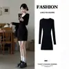 Vestido de punto negro con cuello en V ajustado para mujer, perfecto para llevar debajo de un abrigo en otoño e invierno, corte ceñido y extremadamente elegante, un gran vestido corto básico para el invierno