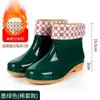 Botas de lluvia cortas elegantes, forradas de polar y acolchadas, zapatos de cocina antideslizantes e impermeables, botas de agua para mujeres, estudiantes y adultos, zapatos de goma cálidos de invierno