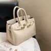 Bolsa de Platina de Alta Qualidade Moda Bolsa de Grande Capacidade Feminina Outono 2024 Nova Tendência Versátil Textura Estilo Ocidental Bolsa de Ombro