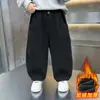 Calça de Pelúcia para Meninos Outono/Inverno 2025 Nova Estilosa Bebê Quente Engrossada Casual Calças Infantis Retas Longas