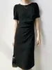 ShengduDescuento por tiempo limitado: Elegante vestido con espalda hueca, cintura retorcida, corte ajustado y diseño plisado - pequeño vestido negro